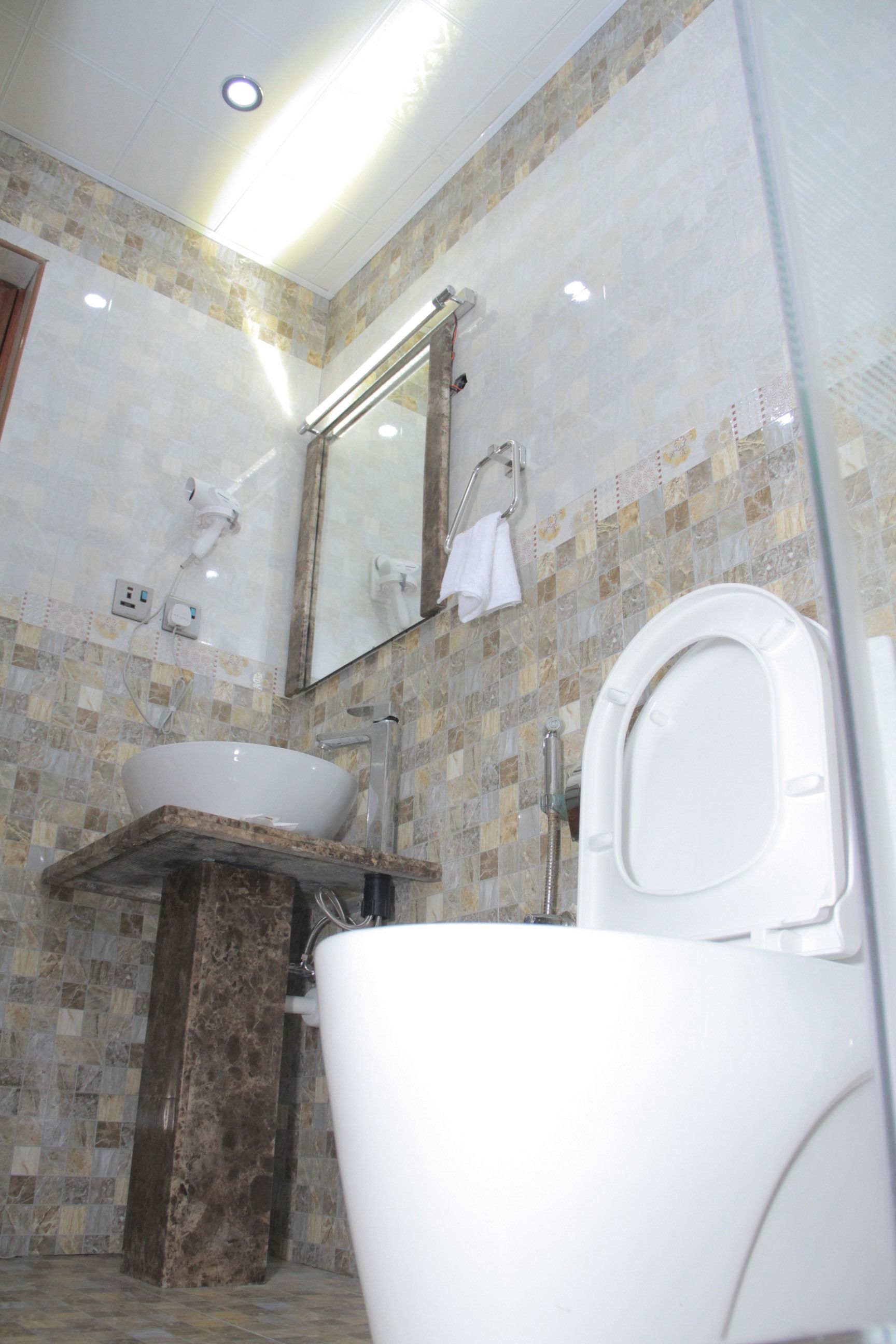 standard double room | bathroom | free toiletries, bathrobes, slippers, towels