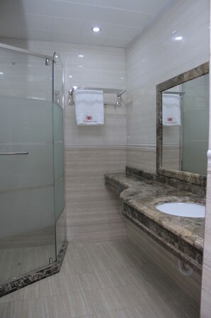 Articles de toilette gratuits, peignoirs, chaussons, serviettes fournies