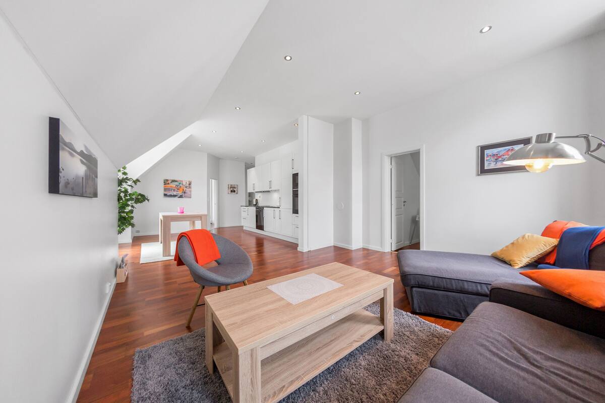 Penthouse, 2 slaapkamers | Woonruimte | Een smart-tv en Netflix