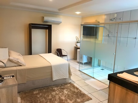 Suite (Single Master) | Minibar, escritorio, cortinas opacas y tabla de planchar con plancha