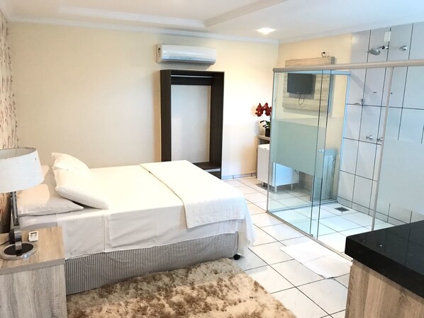 Suite (Duplo Master) | Minibar, desk, blackout curtains, iron/ironing board - Aki Hotel e Restaurante (Caceres)