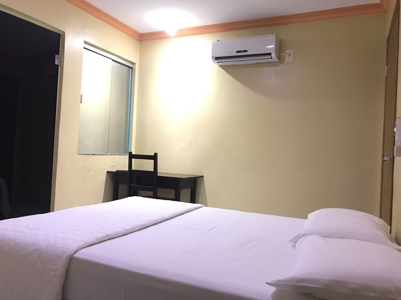 Minibar, skrivebord, blendingsgardiner og strykejern/-brett