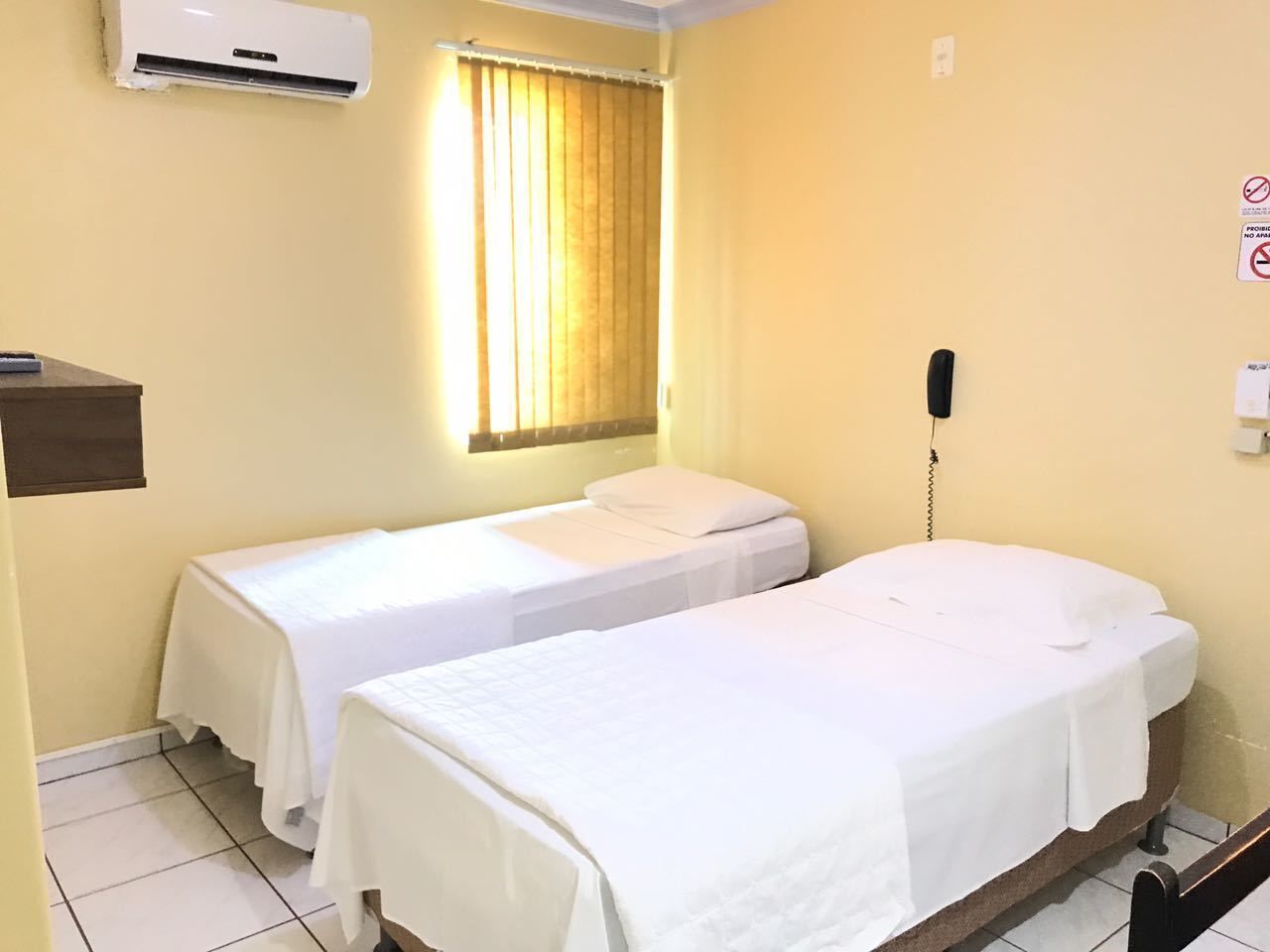 Minibar, skrivebord, blendingsgardiner og strykejern/-brett