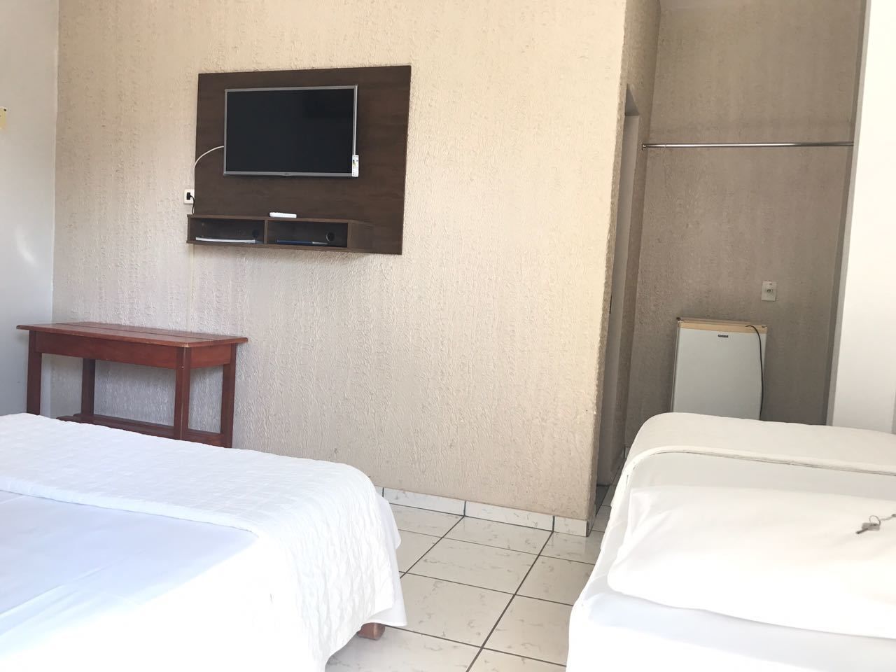 Minibar, skrivebord, blendingsgardiner og strykejern/-brett