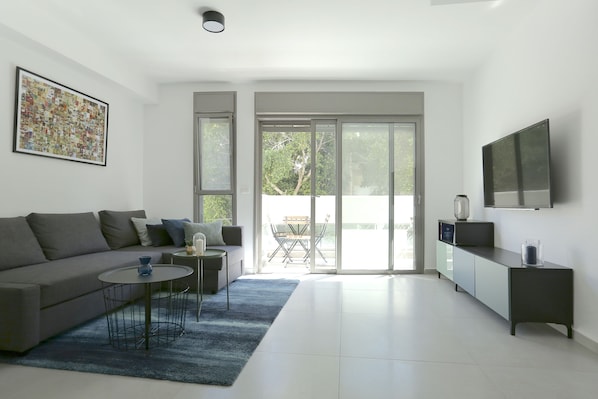 Living area - Holyguest - Shneior (Tel Aviv)