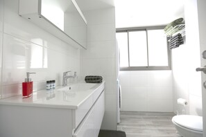 Appartement, 2 chambres, vue ville | Salle de bain | Douche, articles de toilette gratuits, sĂšche-cheveux