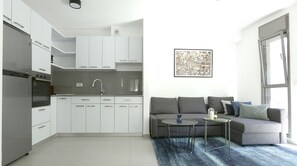 Apartment, 2 Schlafzimmer, Stadtblick | Wohnbereich | Flachbildfernseher