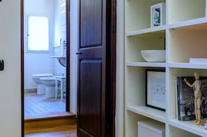 2 bedrooms, iron/ironing board, cots/infant beds, free WiFi