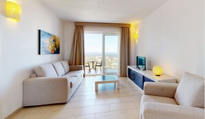 Villa, 1 habitación (3 pax) | Zona de estar | Televisión de pantalla plana de 32 pulgadas con canales por satélite