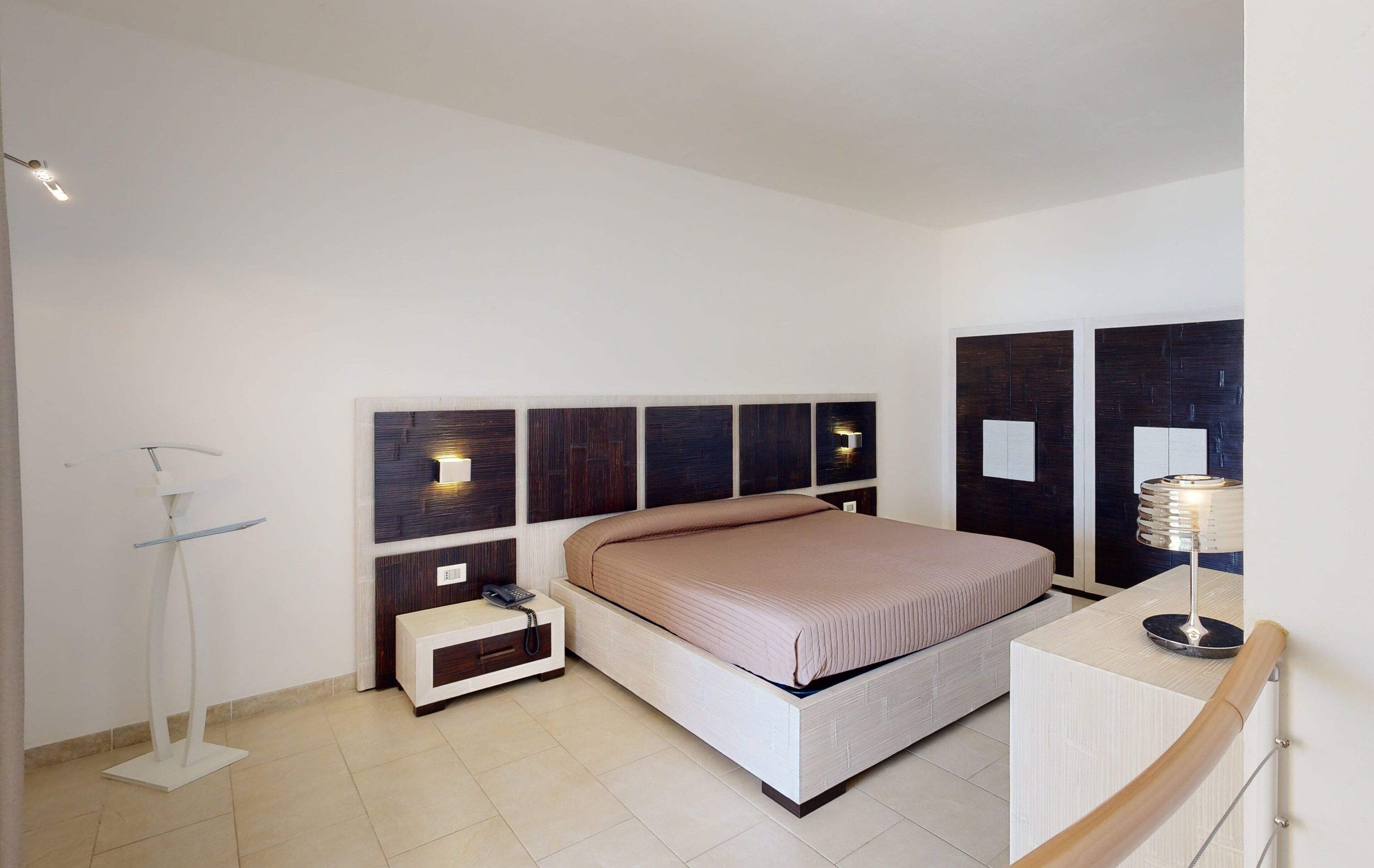 1 chambre, coffre-fort, bureau, lit de bébé (supplément)