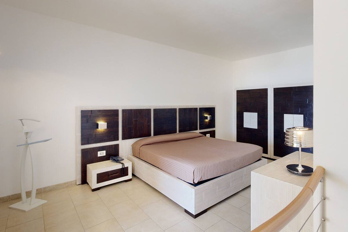 1 bedroom, in-room safe, desk, cribs (surcharge)