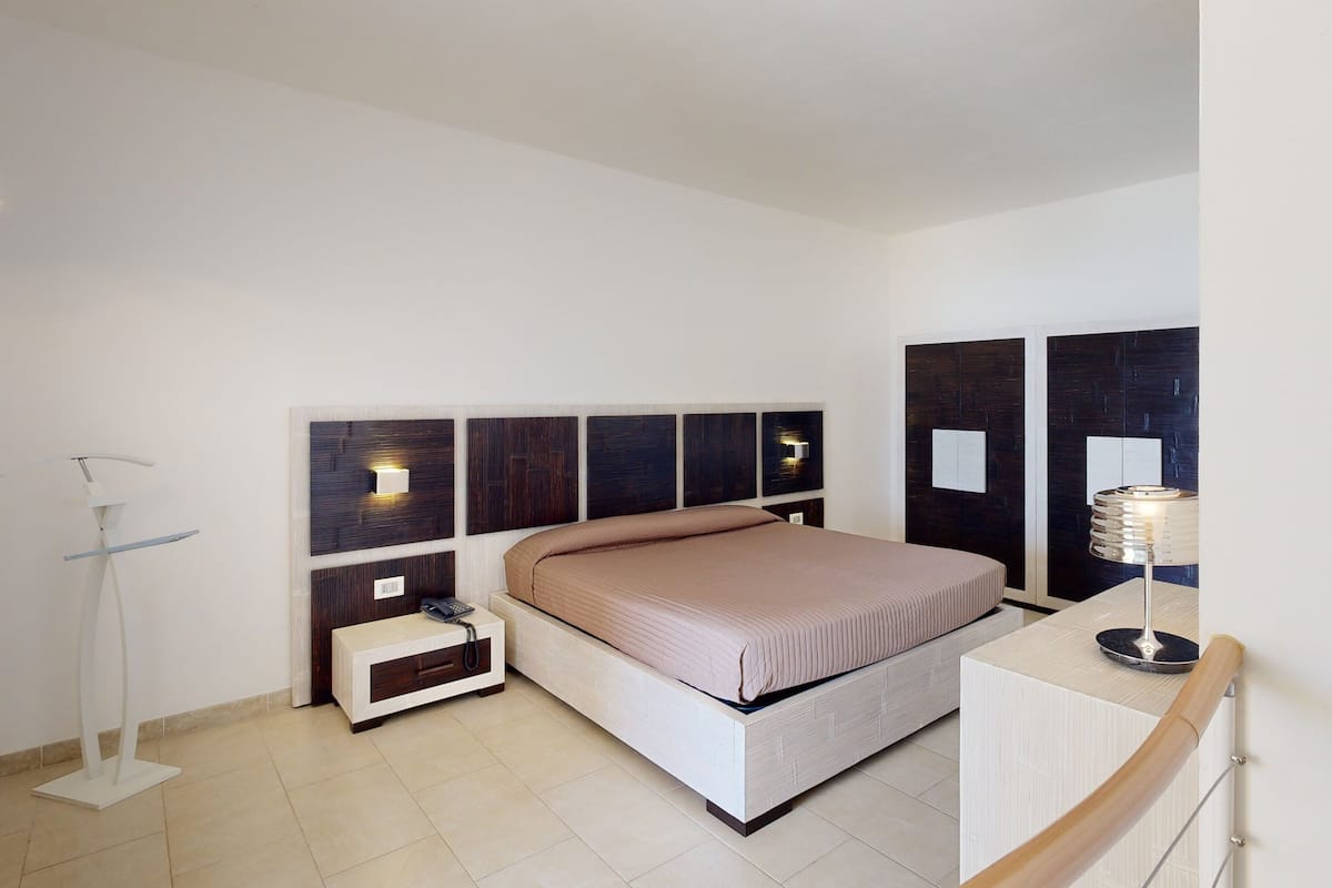 1 chambre, coffre-fort, bureau, lit de bébé (supplément)