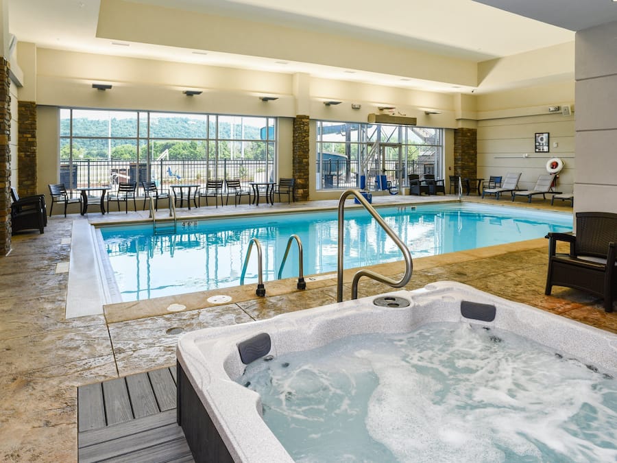 Kolam renang indoor dan kolam renang outdoor musiman