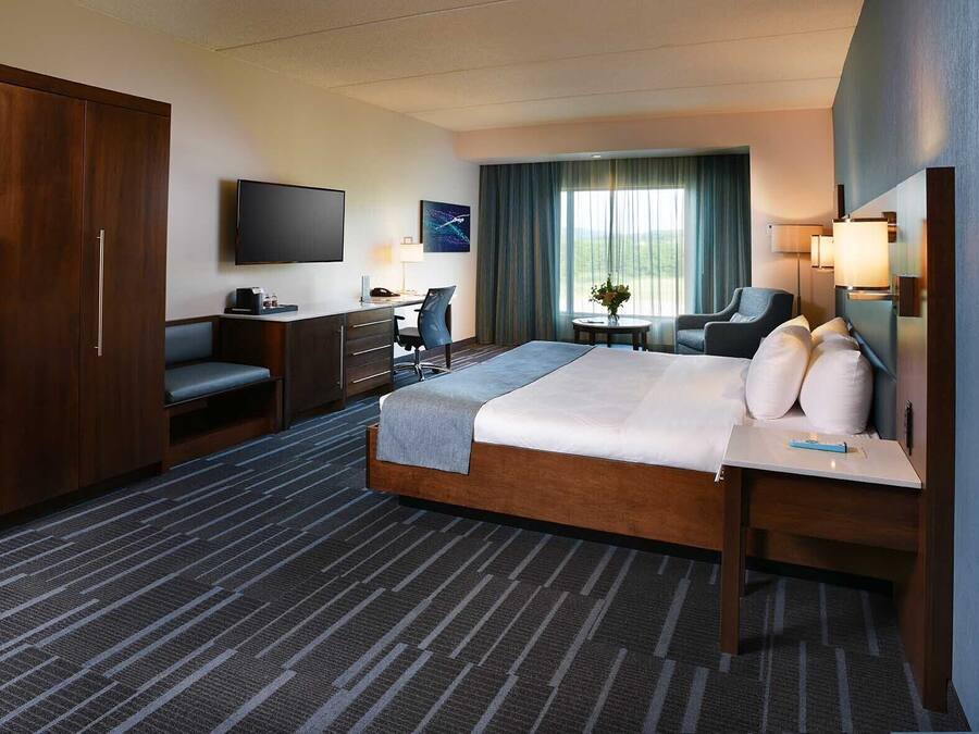 Premium bedding, in-room safe, desk, laptop workspace