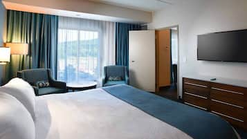 Suíte júnior, 1 cama King, vista para o resort | Roupas de cama premium, cofres nos quartos, escrivaninha