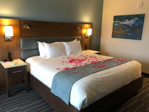 Ropa de cama de alta calidad y caja de seguridad en la habitación 