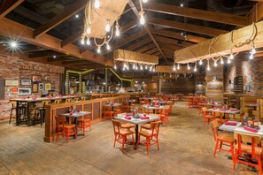 4 restaurants servant le petit déjeuner, spécialités Cuisine américaine