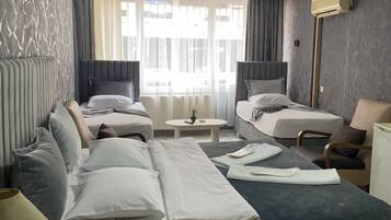 Minibar, caixa forta a l'habitació i escriptori