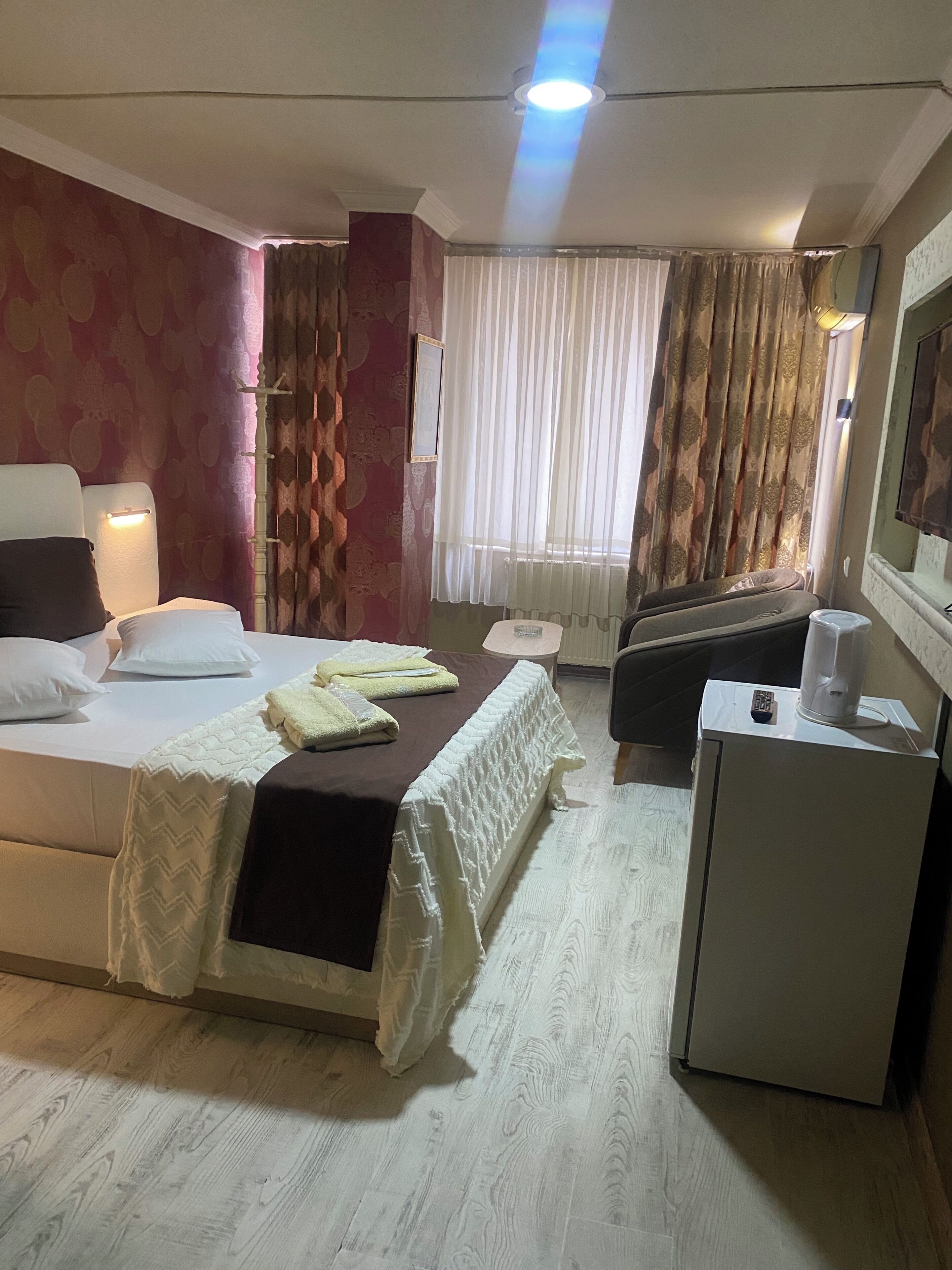 スタンダード ダブルルーム | ミニバー、セーフティボックス (室内)、デスク、アイロン / アイロン台