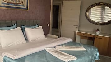 Minibar, una cassaforte in camera, una scrivania, ferro/asse da stiro