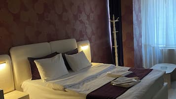 Quarto casal standard | Frigobar, cofres nos quartos, escrivaninha