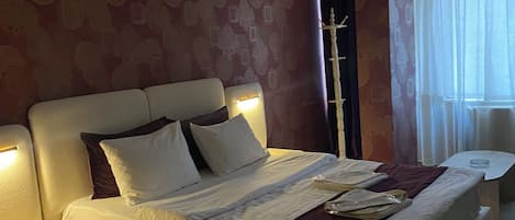 Minibar, in-room safe, desk, iron/ironing board