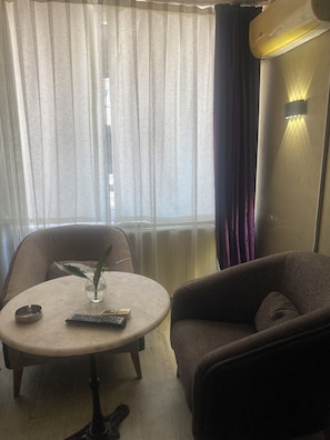 Quarto casal standard | Área de estar | TV LCD