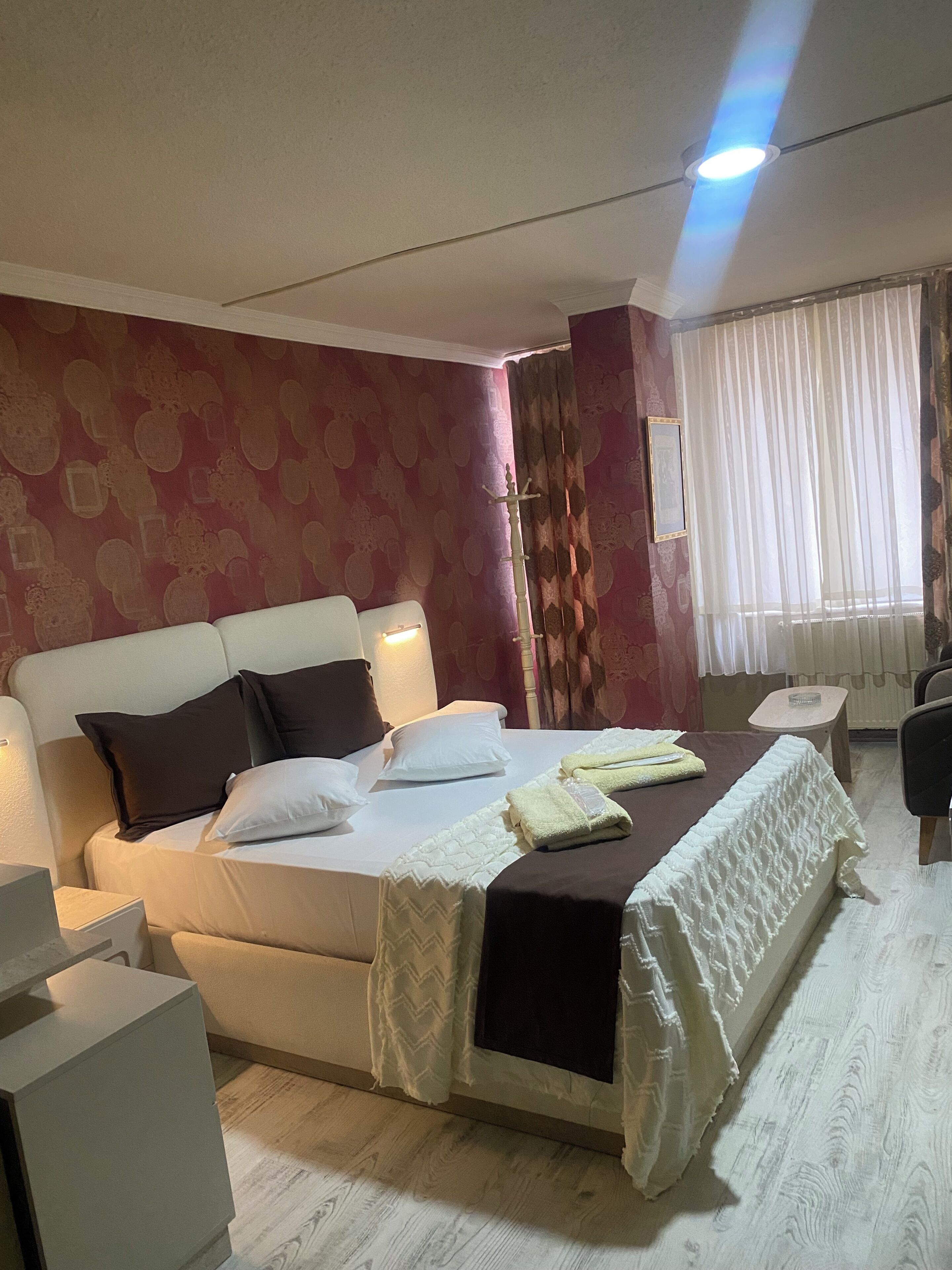 スタンダード シングルルーム | ミニバー、セーフティボックス (室内)、デスク、アイロン / アイロン台