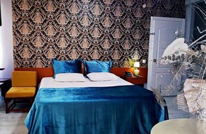 Minibar, brankas, meja kerja, dan setrika/meja setrika