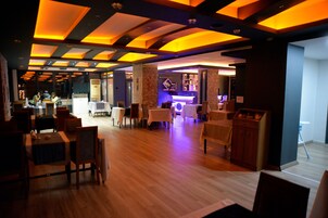 供应早餐和晚餐，土耳其菜