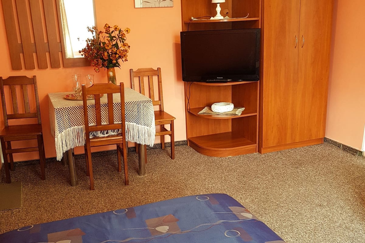 Departamento (Studio 5) | Tabla de planchar con plancha, wifi gratis y ropa de cama