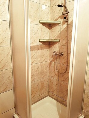 Comfort Apartment (Studio 1a) | Bathroom | Shower, towels - Hostel Famil (Starogard Gdanski)