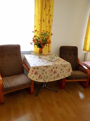 Apartment (Studio 9) | Wohnbereich | Flachbildfernseher