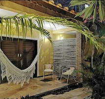 Apartamento (Vista Piscina) | Frigobar, cofres nos quartos, espaço de trabalho para notebook