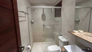 Apartment (Vista Piscina) | Bathroom | Shower, free toiletries, hair dryer, towels
