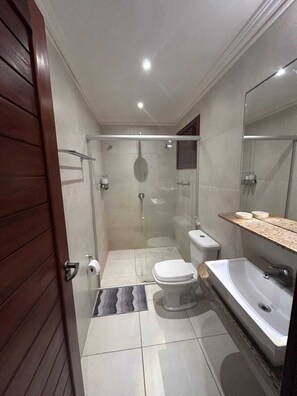 Apartment (Vista Piscina) | Bathroom | Shower, free toiletries, hair dryer, towels - Pousada Refúgio Jardim de Canoa (Aracati)