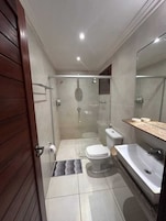 Apartamento (Vista Piscina) | Banheiro | Chuveiro, produtos de toalete grátis