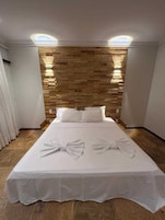 Apartamento (Vista Piscina) | Frigobar, cofres nos quartos, espaço de trabalho para notebook