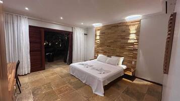 Apartment (Vista Piscina) | Minibar, in-room safe, laptop workspace, blackout drapes
