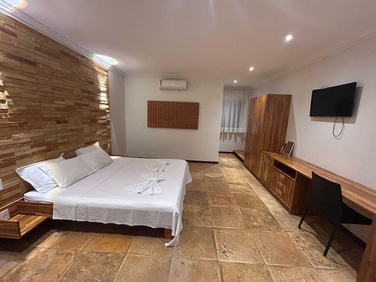 Apartment (Vista Piscina) | Minibar, in-room safe, laptop workspace, blackout drapes