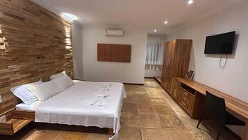 Apartment (Vista Piscina) | Minibar, in-room safe, laptop workspace, blackout drapes