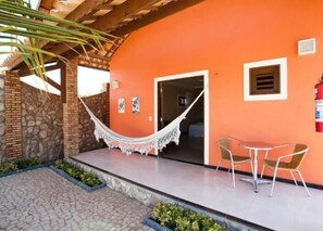 Minibar, in-room safe, laptop workspace, blackout drapes - Pousada Refúgio Jardim de Canoa (Aracati)