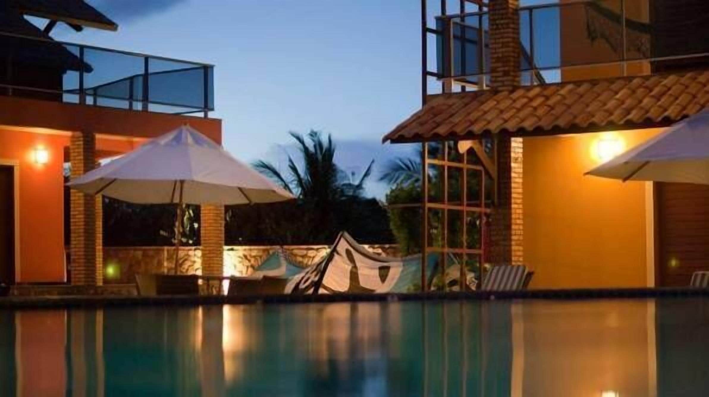 Piscine extérieure, chaises longues