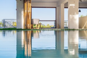 Piscine extérieure, parasols de plage, chaises longues