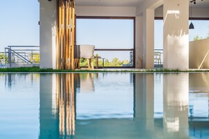 Piscina externa, guarda-sóis, espreguiçadeiras