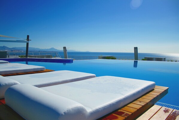 Sesongbasert utendørsbasseng, bassengparasoller og solsenger