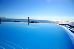 Seasonal outdoor pool, pool umbrellas, pool loungers - Infinity View Apartament (Elche)