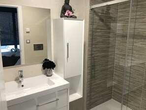Appartement, 2 slaapkamers, uitzicht op zee | Badkamer | Een douche
