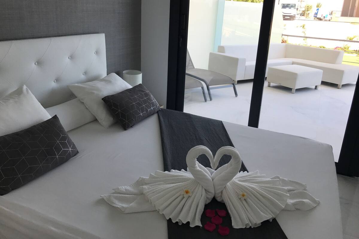 Apartment, 2 Bedrooms, Sea View | 2 bedrooms, cribs (free), WiFi (free)