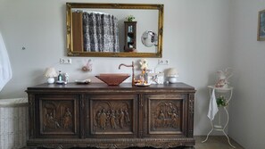 Basic Twin Room, Shared Bathroom | Bathroom sink - Skálatjörn Guesthouse (Selfoss)